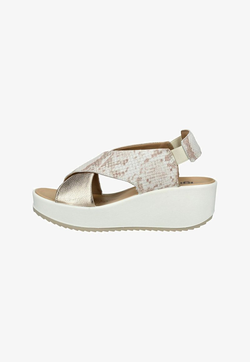 Platformové sandály s bílou gumovou podrážkou, které mají design s překříženými pásky v metalické zlaté a texturované hadí textilii. Nastavitelný pásek na patě.
