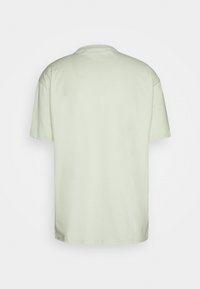 Mintunvihreä t-paita, lyhyet hihat, pyöreä pääntie, pehmeää puuvillaa, sileä pinta ja rento istuvuus. Ei näkyviä logoja tai kuvioita.