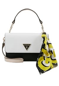 Borsa Guess bianca e nera con manico staccabile, tracolla beige e una sciarpa gialla e nera annodata sul lato.