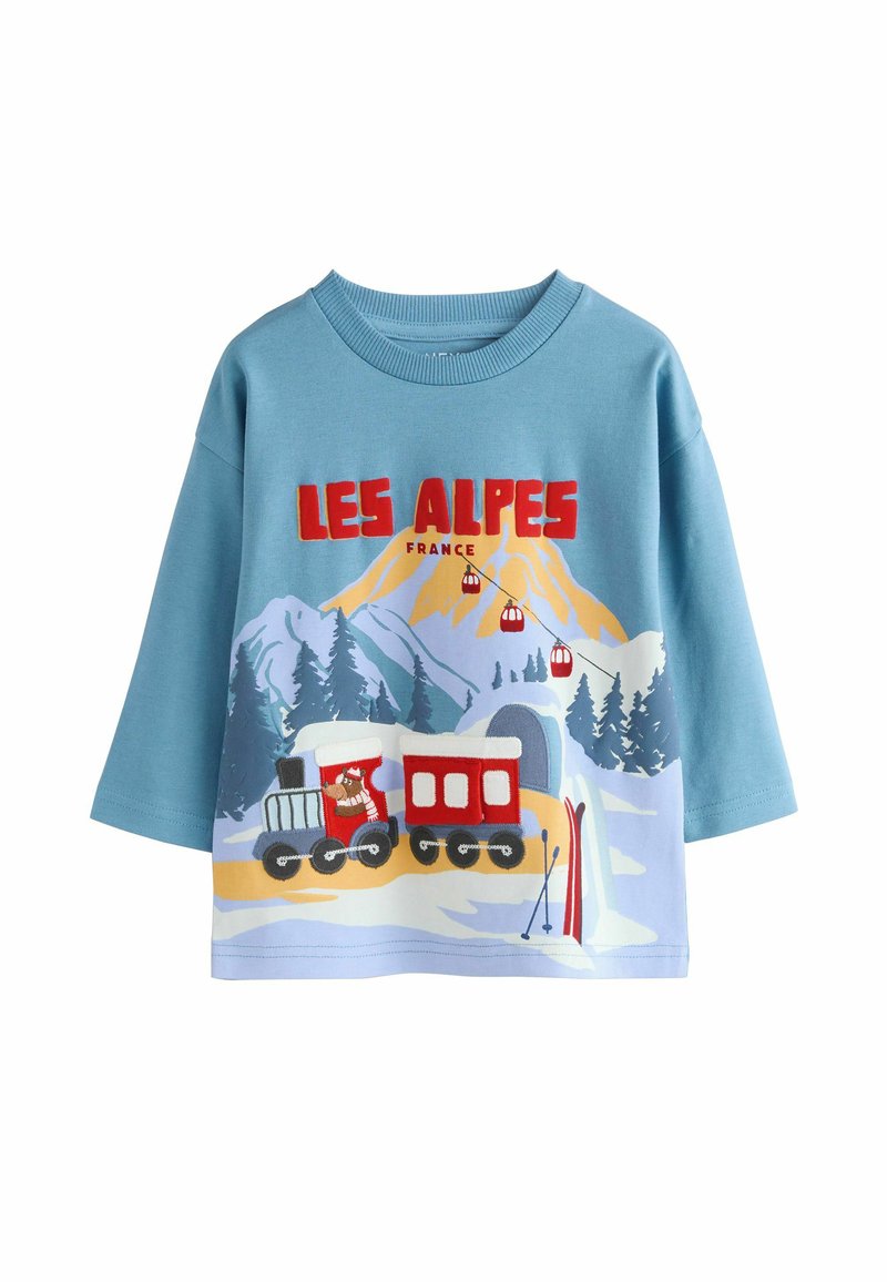 Jasnoniebieska koszulka z krótkim rękawem z kolorową grafiką pociągu górskiego, napisem "LES ALPES" oraz ilustracjami akcesoriów narciarskich na dolnej krawędzi.