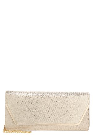 Prostokątna złota kopertówka o błyszczącej teksturze, z klapką w kształcie koperty i małym złotym łańcuszkiem widocznym w lewym dolnym rogu.