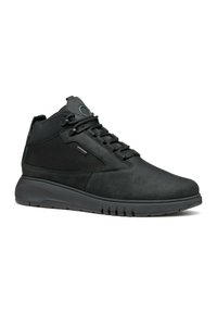 Baskets montantes en cuir noir et mesh avec bout arrondi, tige texturée, semelle épaisse et lacets. Présente des accents de marque subtils.
