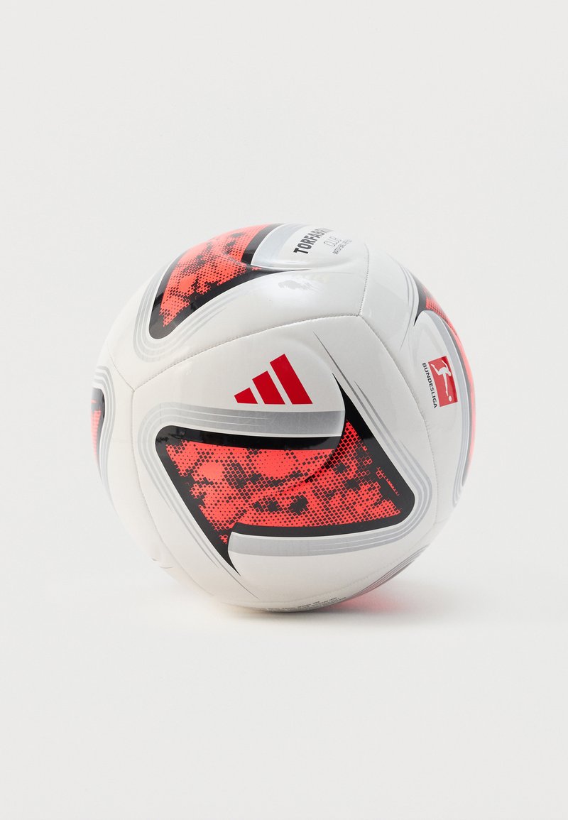 Λευκή μπάλα ποδοσφαίρου Adidas με κόκκινα και μαύρα σχέδια σε πάνελ και λογότυπο Bundesliga σε έναν απλό φόντο.