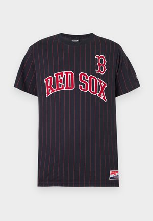 T-shirt noir à manches courtes avec fines rayures verticales rouges, texte "RED SOX" rouge bordé de blanc, et logo stylisé "B" sur la poitrine.