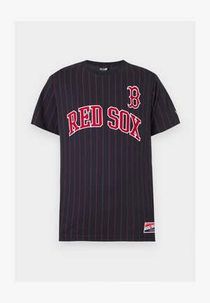T-shirt noir à manches courtes avec fines rayures verticales rouges, texte "RED SOX" rouge bordé de blanc, et logo stylisé "B" sur la poitrine.