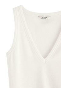Hvid ribbet tanktop med V-udskæring. Har en tekstureret stof og brede skulderstropper. Etiketten er synlig ved halsudskæringen.