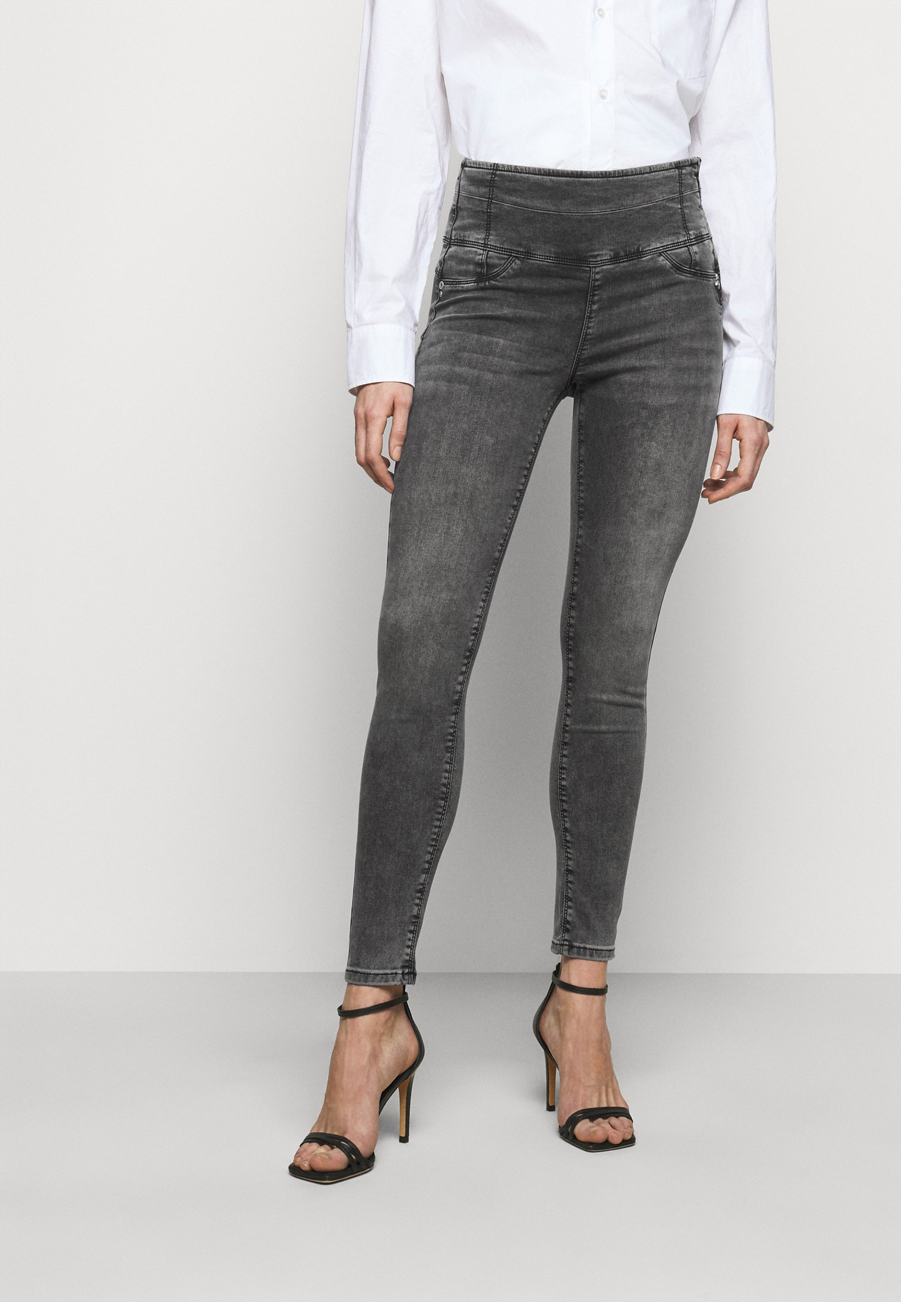 Pantaloni skinny fit Clearance