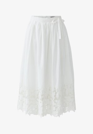 Witte midi-rok met een elastische taille, zijstrik en bloemrijke kanten zoomdetails.