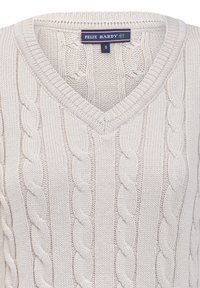 Maglione beige a maglia cable con scollatura a V. Presenta motivi testurizzati e un'etichetta con la scritta "FELIX HARDY" taglia S. Materiale in maglia morbido.