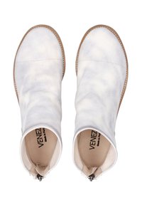 Weiße Stiefeletten mit einer strukturierten Lederoberfläche, runden Zehen und seitlichen Reißverschlüssen. Genähte Nähte entlang der Kanten und eine hellbraune Sohle.