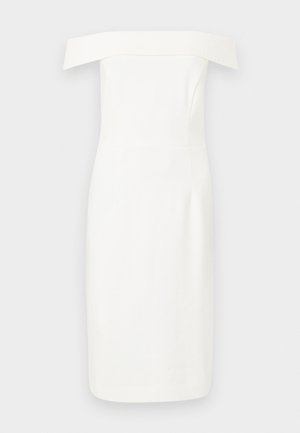 Hvid kjole med off-the-shoulder, tætsiddende pasform, elegant design, tekstureret stof og knælængde. Ingen synlige mønstre eller accenter.