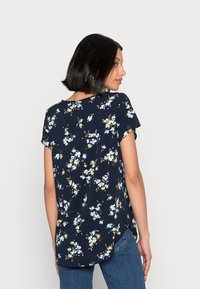 Vero Moda VMBECCA PLAIN - T-shirt estampada - navy blazer sinan