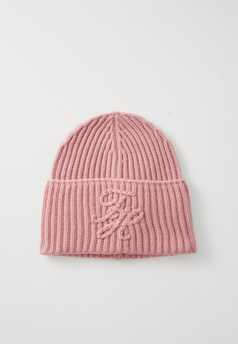 Roze gebreide muts met ribbelstructuur en een omgeslagen rand, voorzien van een decoratieve geborduurde logo aan de voorkant.