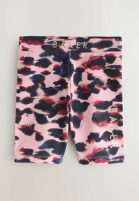 Růžové a černé abstraktní leopardí šortky s textem "BAKER" v zlaté barvě na pásku a jedné noze, vystavené na bílém pozadí.