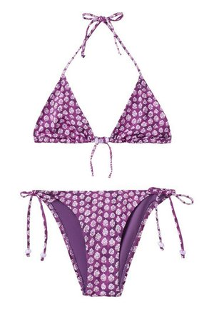 Bikini de dos piezas morado con patrones de hojas blancas, top con cuello halter y pantalones con lazos laterales con pequeños detalles de cuentas.