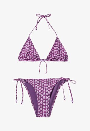 Bikini deux pièces violet avec motifs de feuilles blanches, haut à nouer autour du cou et bas à nouer sur les côtés avec petits détails en perles.