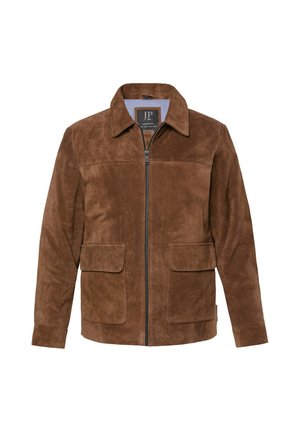 Veste en daim marron avec un zip sur le devant, un col pointu et deux poches avant, sur un fond uni.