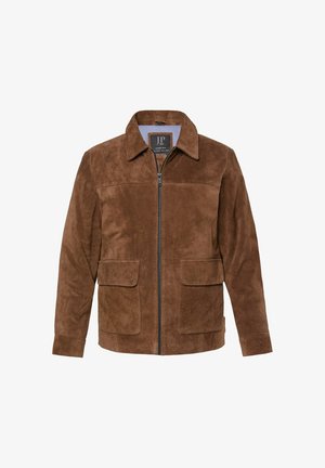 Ruskea nubukitakki, jossa on vetoketjulla suljettava etuosa, terävä kaulus ja kaksi etutaskua, asetettuna yksinkertaista taustaa vasten.