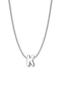 Collar de plata con un audaz colgante en forma de 'K' tridimensional. La cadena presenta un diseño de eslabones cuadrados, que añade textura y detalle.