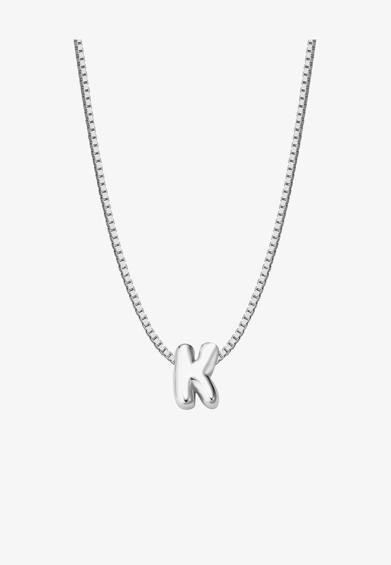 Collar de plata con un audaz colgante en forma de 'K' tridimensional. La cadena presenta un diseño de eslabones cuadrados, que añade textura y detalle.