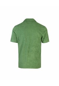 Polo shirt in cotone verde con maniche corte, tessuto morbido, colletto classico e dettagli cuciti. La vista posteriore mostra un design semplice e un colore uniforme.