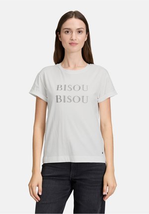 T-shirt en coton blanc avec un col rond, des manches courtes retroussées et le mot "BISOU" imprimé deux fois en gris sur le devant.