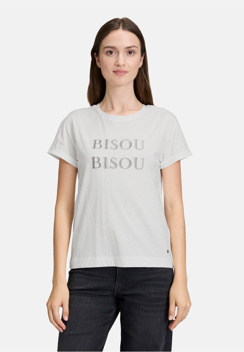 Witte katoenen T-shirt met een ronde halslijn, opgerolde korte mouwen en het woord "BISOU" twee keer in grijs op de voorkant gedrukt.