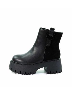 - Ankle boot