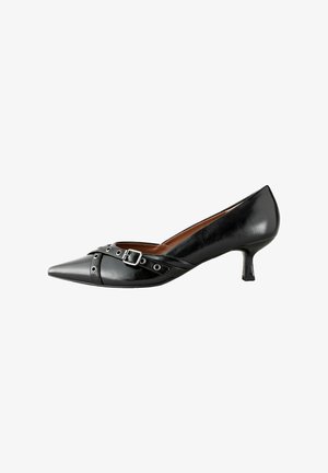 Scarpa con tacco alto in pelle nera, punta affusolata, dettaglio decorativo con fibbia e cinturino, e design con tacco affusolato. Texture liscia in tutto il corpo.