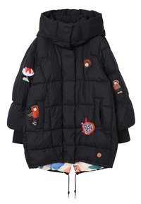 Juodas pūkinis švarkas su per dideliu gobtuvu, sukvėpuota konstrukcija, gėlinių ir gyvūnų siuvinėjimas ant rankovių, ir spalvinga raštuota pamušalo juosta apačioje.