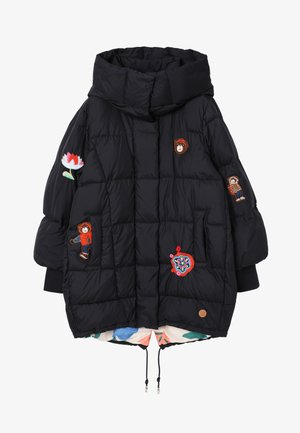 Fekete puffdzseki, oversized kapucnival, steppelt dizájnnal, virág- és állatkiemeléssel az ujjakon, valamint színes mintázatú béléssel az alsó részen.