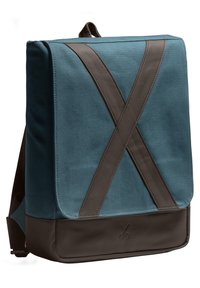 Rugzak met een teal stoffen body, donkerbruine leren accenten, diagonale banden en een vlakke klepontwerp. Bevat een logo aan de onderkant.