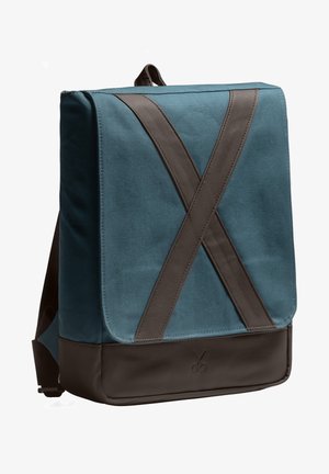 Rugzak met een teal stoffen body, donkerbruine leren accenten, diagonale banden en een vlakke klepontwerp. Bevat een logo aan de onderkant.