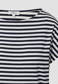 Gestreiftes T-Shirt in Marineblau und Weiß aus weicher Baumwolle. Es hat einen weiten Rundhalsausschnitt und kurze Ärmel. Das Etikett zeigt die Marke s.Oliver und die Größe 36.