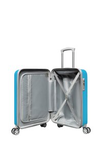 Harde koffer in felblauw met een zilveren interieur, voorzien van een ritscompartiment en kruisbanden om spullen te beveiligen, op vier wielen.