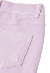 Jasnofioletowe spodnie w kordurze z widoczną teksturą, tylna kieszeń i haftowane logo w pobliżu kieszeni. Charakteryzują się mocnym przeszyciem.