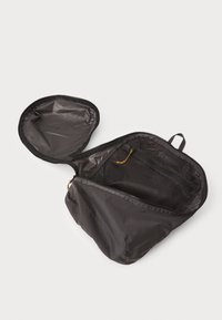 Schwarze Reisetasche mit Reißverschluss in runder Form, aus leichtem Material gefertigt, mit einer inneren Netztasche und glatter Textur.
