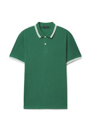 Grünes Polohemd mit kurzen Ärmeln, weißen Doppelstreifen am Kragen und an den Ärmelrändern, zwei Knöpfen am Hals und einem Markenlabel innen am Kragen.