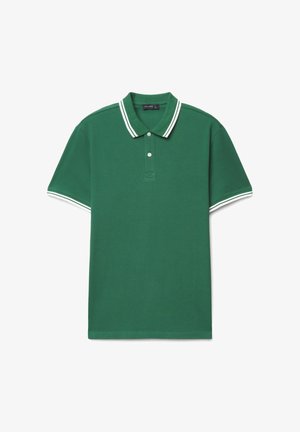 Polo verde a maniche corte con doppie strisce bianche sul colletto e sui bordi delle maniche, due bottoni sul collo e un'etichetta del marchio all'interno del colletto.