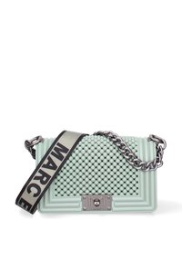 Sac à main vert menthe avec une surface texturée et perlée, bandoulière en chaîne argentée, et une sangle d'épaule accentuée du logo avec "MARC" en noir.