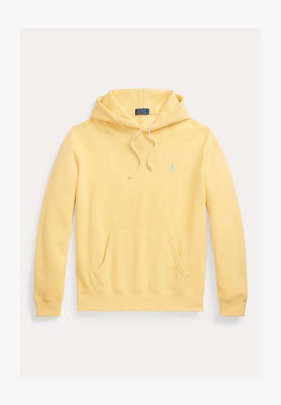 Rumena bombažna pulover z kapuco in vrvico, kengurujem žepom, rebrastimi manšeti in robom ter majhnim modrim logotipom na prsu.