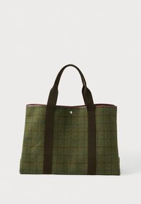 Πράσινη μαλλίνα τσάντα tote με καφέ καρό σχέδιο, σκούρες καφέ λαβές και έναν μόνο ασημένιο κουμπί στο κέντρο του �επάνω μέρους.