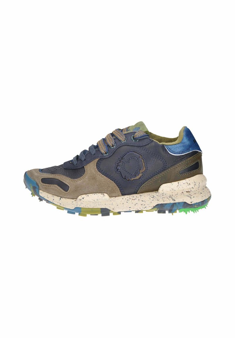 Sneaker multicolore caratterizzata da una combinazione di pelle blu navy e suede marrone, dettagli testurizzati, suola intermedia maculata e suola in gomma verde.