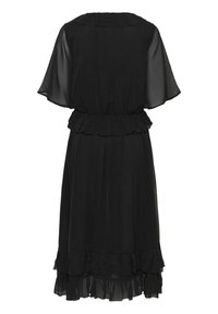 Robe en chiffon noire avec taille froncée, manches transparentes courtes, encolure plissée et ourlet de jupe en volants superposés.