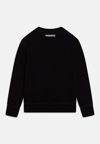 Sudadera negra de manga larga, con puños y dobladillo acanalados, que cuenta con el logo blanco "DSQUARED2" en la parte superior de la espalda, hecha de material suave.