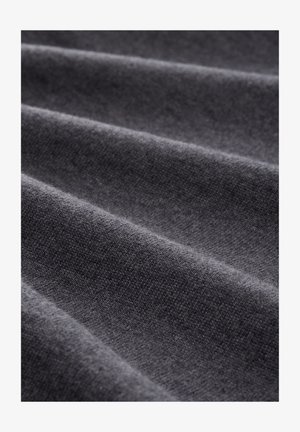 Tissu gris foncé avec une texture lisse et de légères nervures, agencé en douces plis, mettant en valeur un matériau doux et polyvalent.