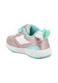 Sneaker rose gold e verde menta con linguetta in rete, accenti bianchi, suola testurizzata e un tassello posteriore per un facile indossamento.