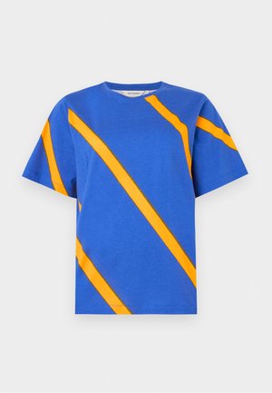 Sinine lühikeste varrukatega t-särk ümmarguse kaelusega, millel on ees ja varrukatel julged kaldtriibud oranžis värvitoonis.