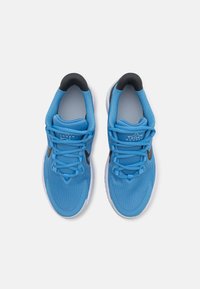 Des chaussures de sport bleues présentent une tige en mesh respirant, un design texturé, des accents noirs contrastants et des semelles en caoutchouc blanc.