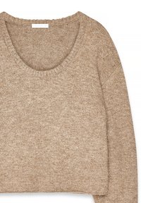 Ljusbrun tröja med bred rund hals, strukturerad stickad mönster och långa ärmar; tillverkad av ett mjukt, mysigt material.